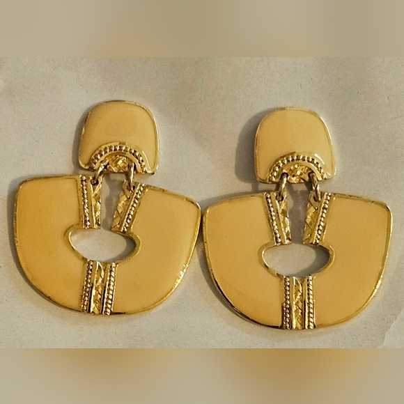 Vintage Signed Berebi Earrings Cream and Gold Tone enamel earrings - Picture 2 of 6